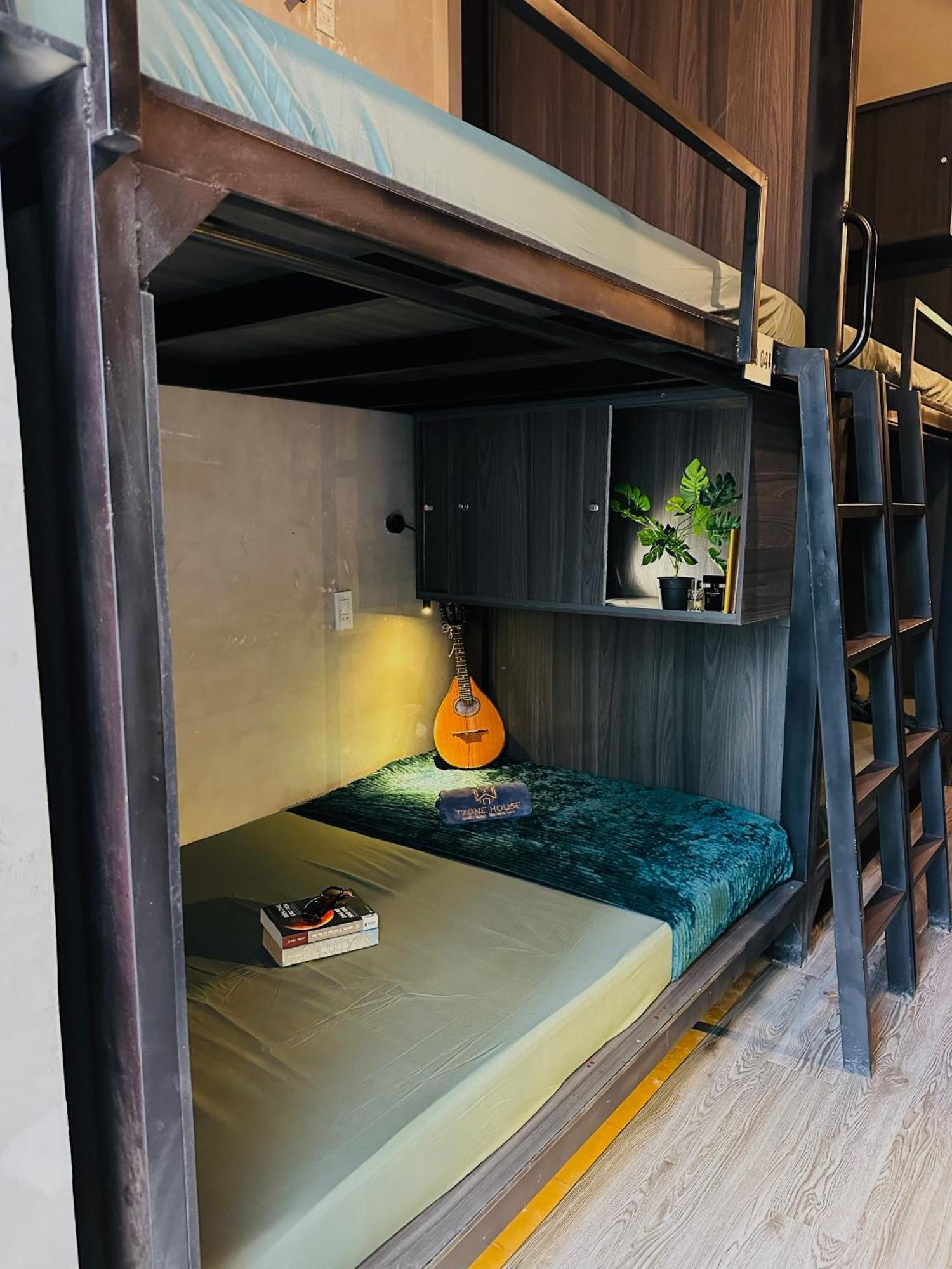 T Zone - Quiet Place, Near China Town,ho Thi Ky Street Food,cafe,beer Capsule hotel *